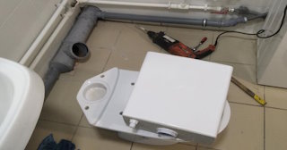Установка напольного унитаза в Минусинске: монтаж под ключ от СантехДомМнс от 5141 рублей.